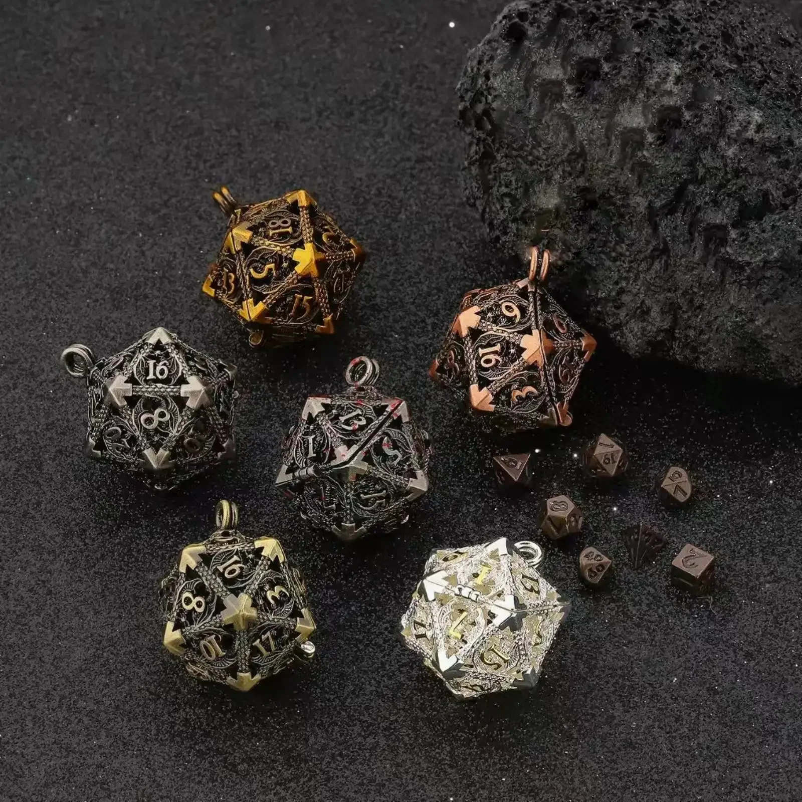 

Металлический корпус D20 + 7 шт. Набор металлических кубиков, D20 Металлическая полая коробка Ожерелье Дракон Корпус для игральных костей Портативная настольная игра Кубики Мини-набор