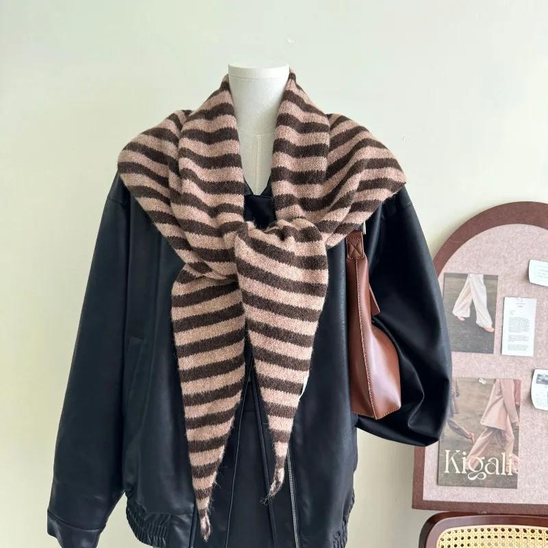 Neuer Damen-Dreiecksschal aus Wollmischung, gestrickter gestreifter Schal für Herbst und Winter, warme Halswärmer in großer Größe. – Detail 3