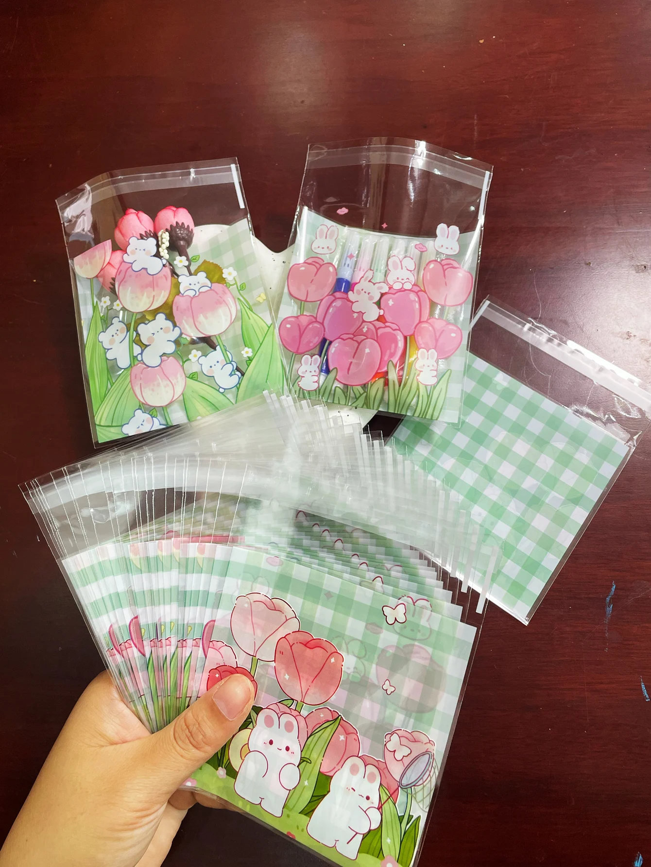 Paquete de regalo pequeño y fresco con diseño de conejito de tulipán, bolsa autosellante Opp, tarjeta con estampado de flores rosas a cuadros verdes, bolsa pequeña para decoración de regalo, 100 Uds.