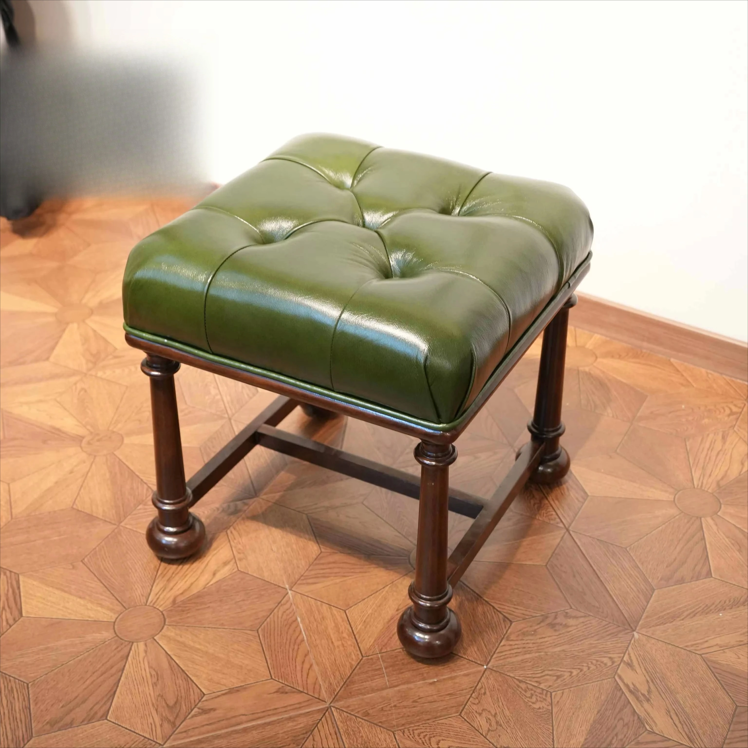 Premium Piano Bench Genuine Leather Padded Stool With Mahogany Wood Frame  Vintage Living Room With Comfortable Aviator Chair