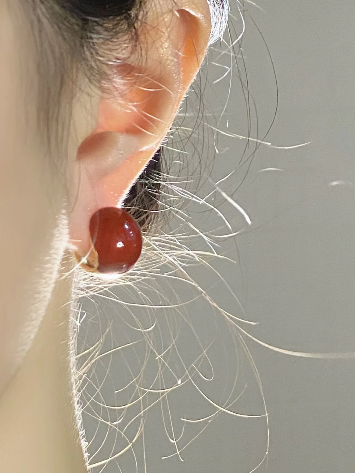 

2024 Autumn Winter New Arrival Red Small Ball Earrings Elegant Skin Whitening Clip On Earrings For Women No Piercing