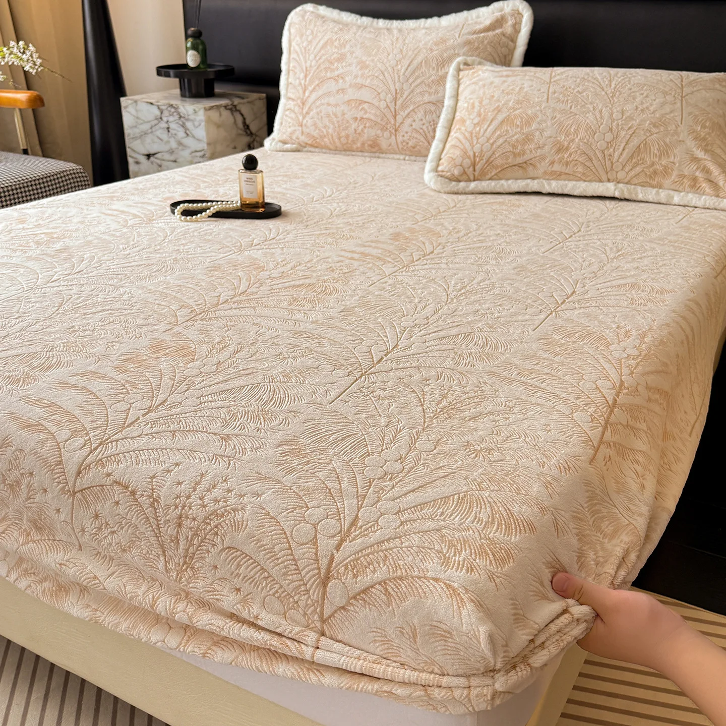 

Bed Coverlet Milk-like Soft Texture Thickly Engraved Pattern Single Winter Fleece Bed Sheet Cover All-in-one Mattress Cover