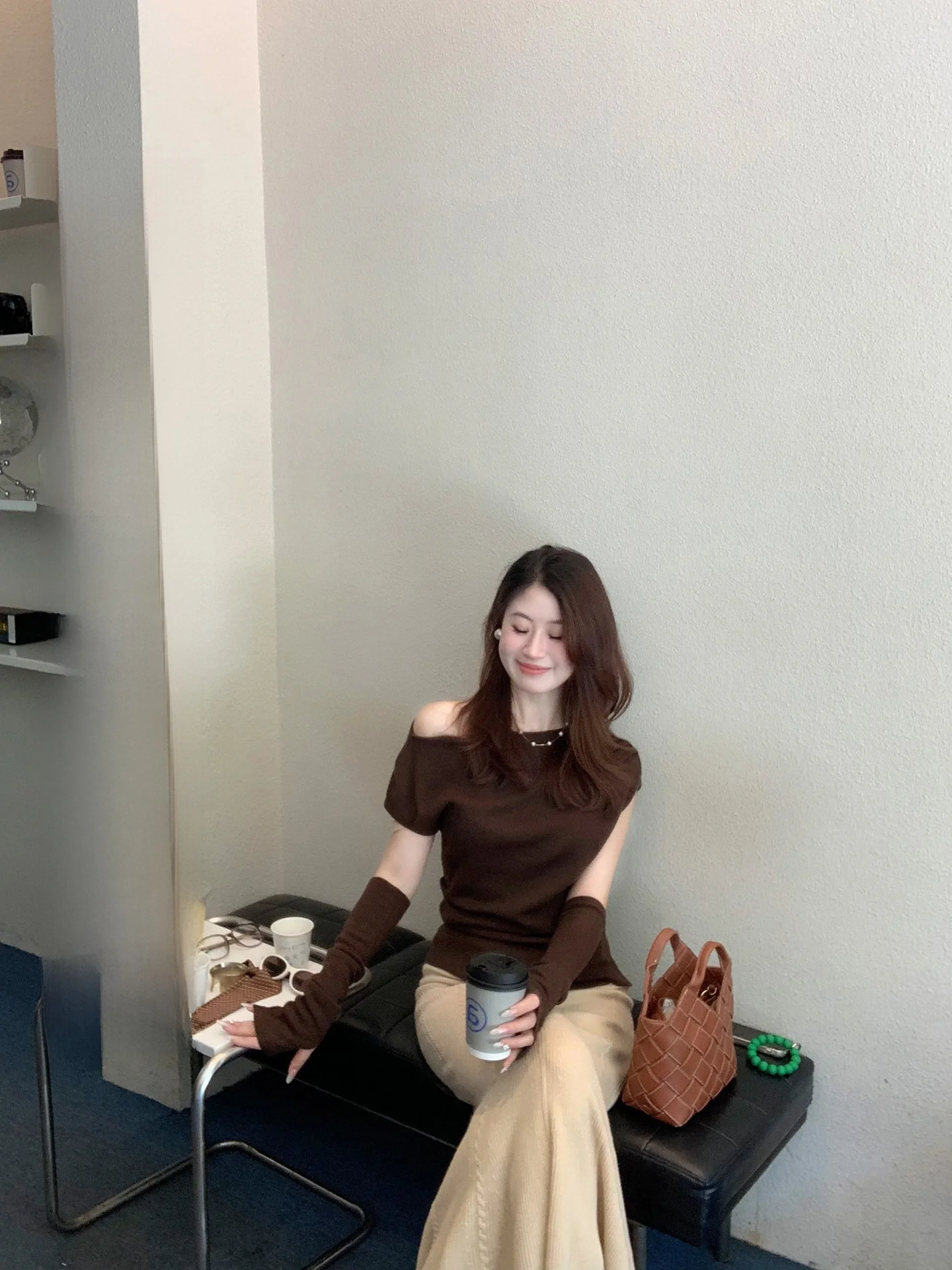 

Однотонный облегающий топ с открытыми плечами в стиле минимализм, осенняя коллекция женской моды