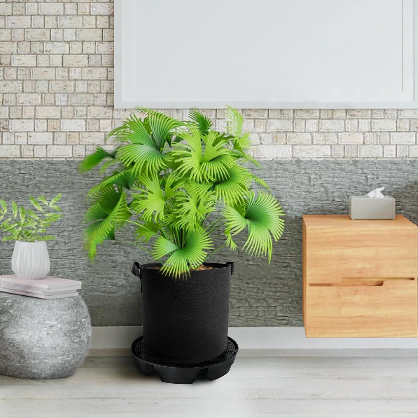 Plant Pallet Tray with Self-watering Function Provide Nutrients for the Roots of Plants Used in Courtyard and Garden