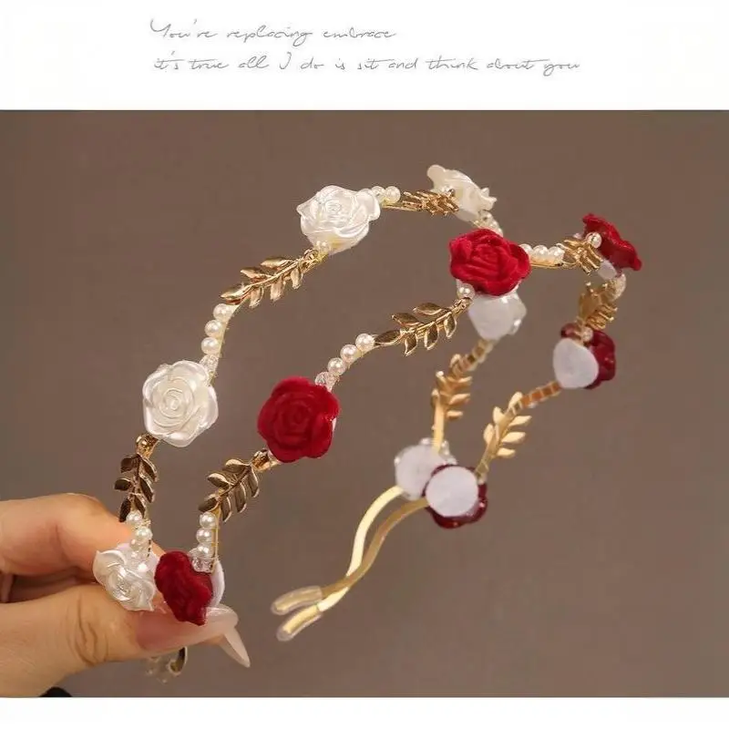 Elegante Rosenblüten-Stirnbänder mit künstlichen Perlen und goldenen Blattdetails für Hochzeiten, Brautpartys und den täglichen Gebrauch. – Detail 8