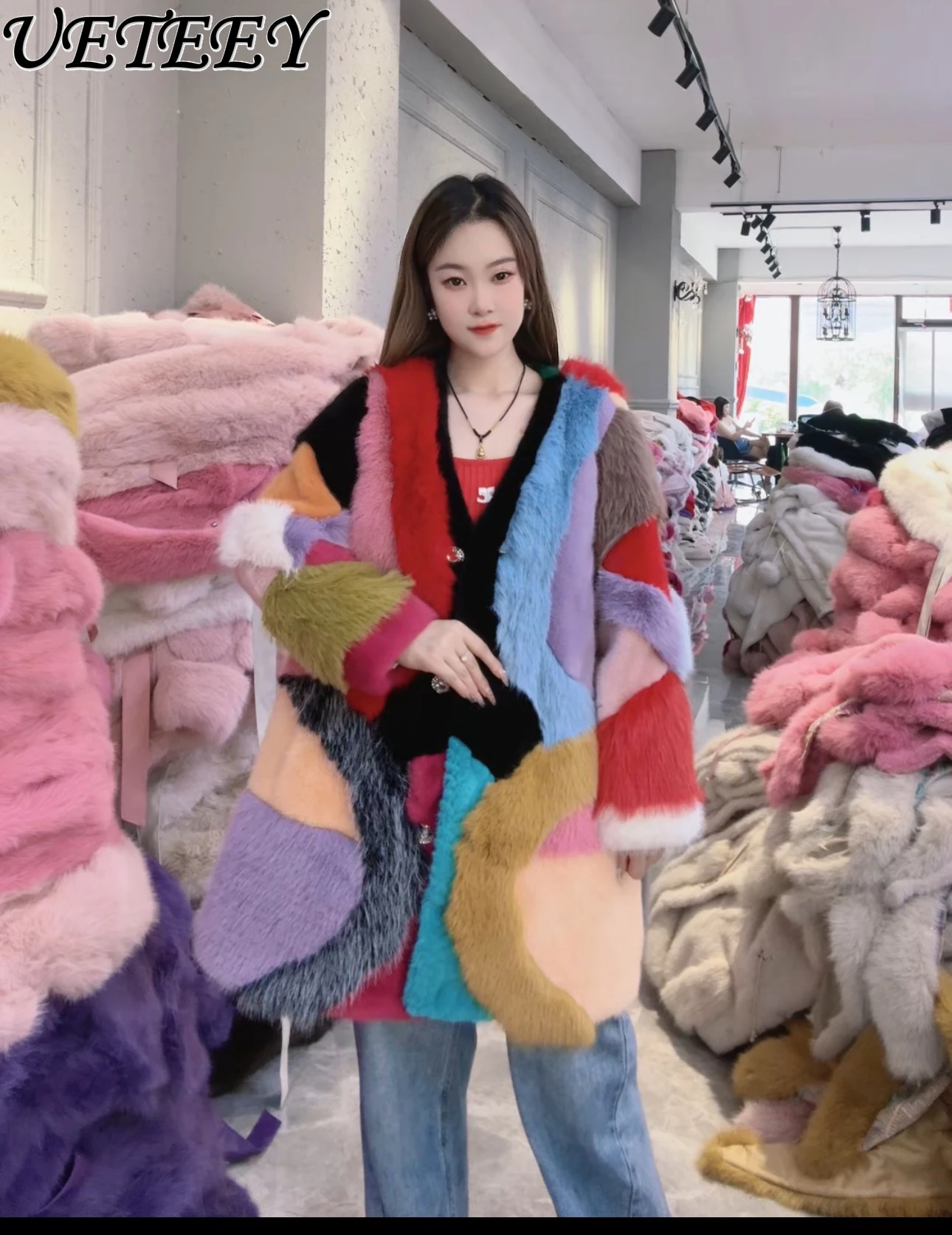 

Новое зимнее плюшевое пальто из искусственного меха с цветными блоками для женщин, оригинальное популярное стильное модное универсальное теплое пальто средней длины