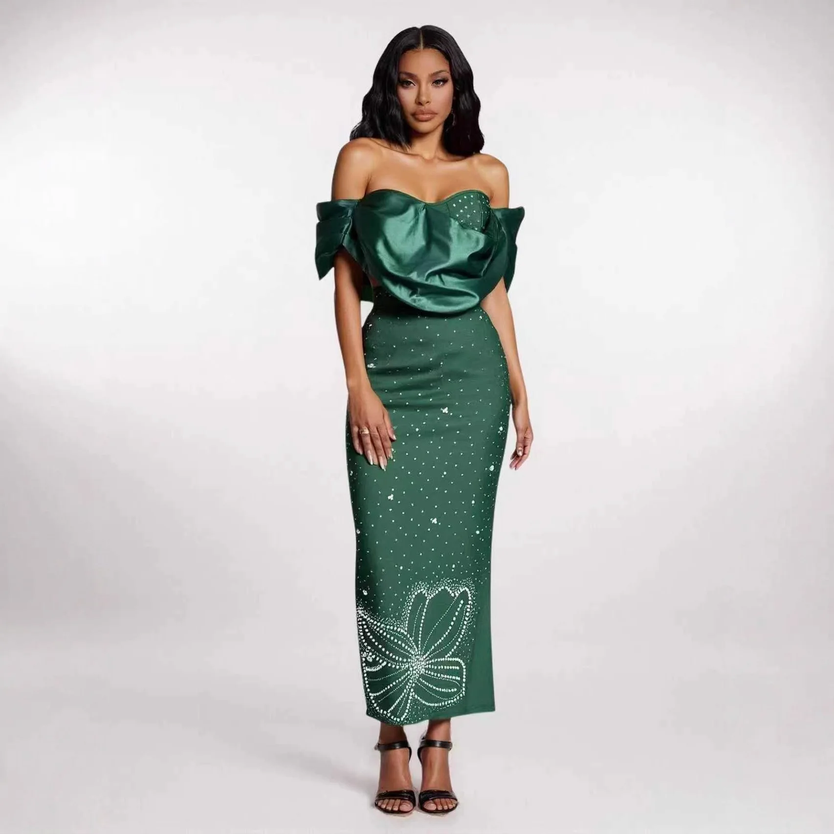 

Вечернее платье с бриллиантовой отделкой, облегающее, с перекрестными бретелями на шее, средней талией, юбкой-трапецией, без рукавов, осеннее