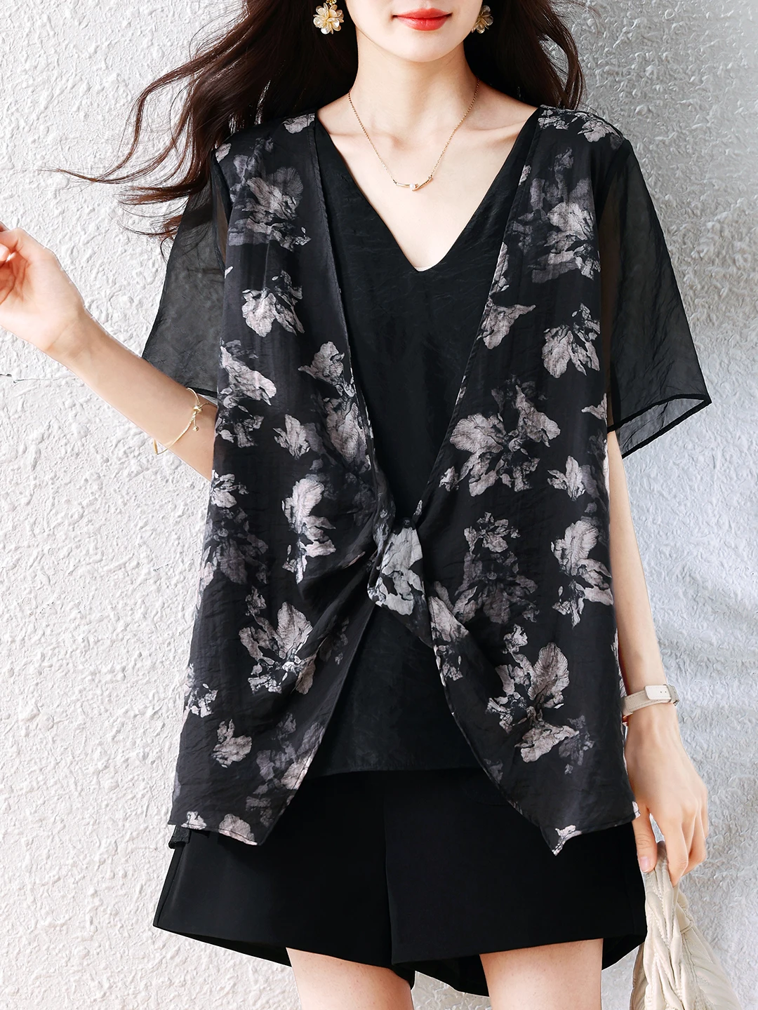 Fashionable Loose Women's T-shirt Summer 2026 Printed Floral Knot White Black Design Slimming Effect Straight Cut Short Sleeve