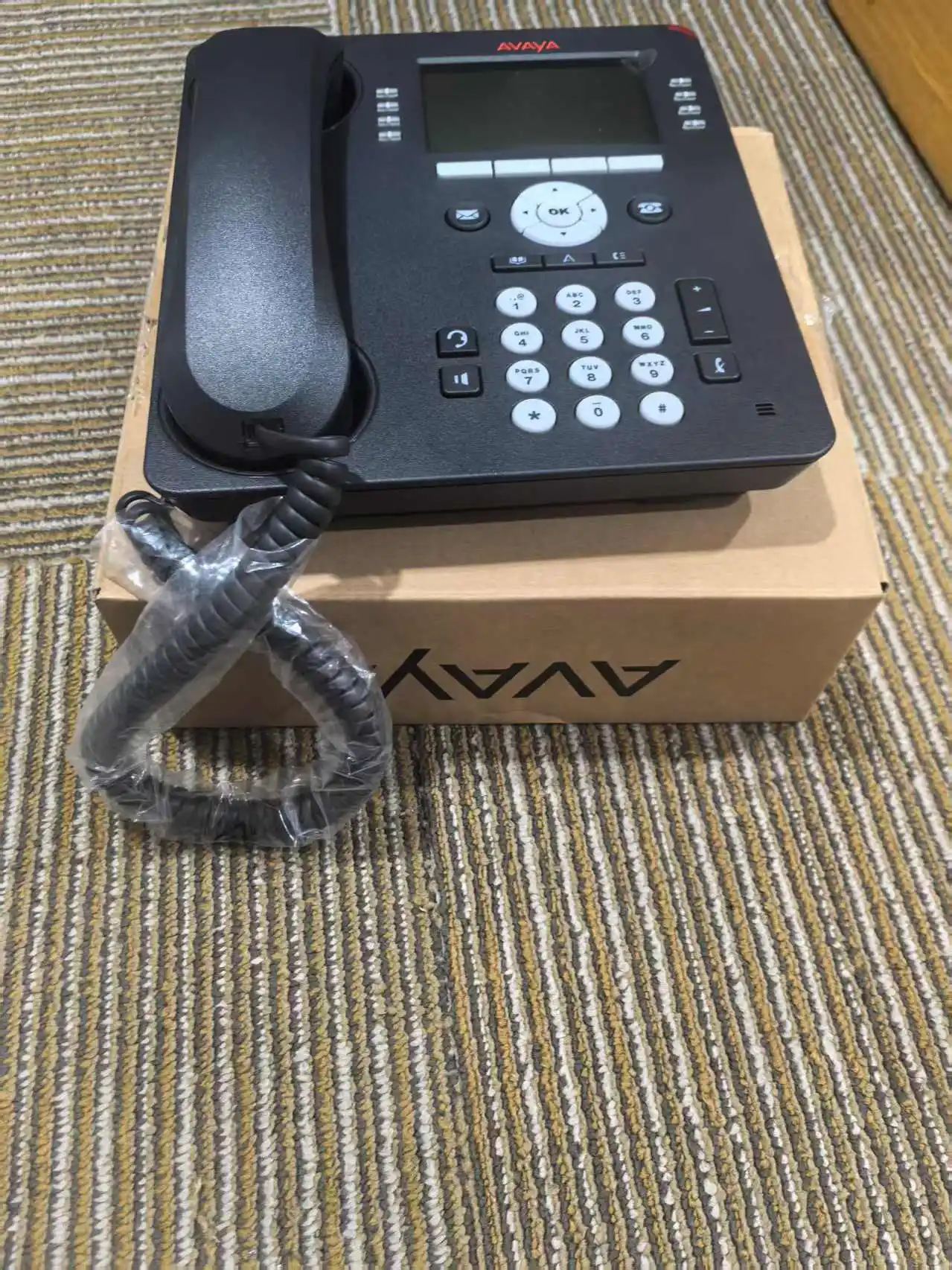 Telefone de mesa digital avançado com suporte multilinha e recursos personalizáveis – ideal para comunicação empresarial