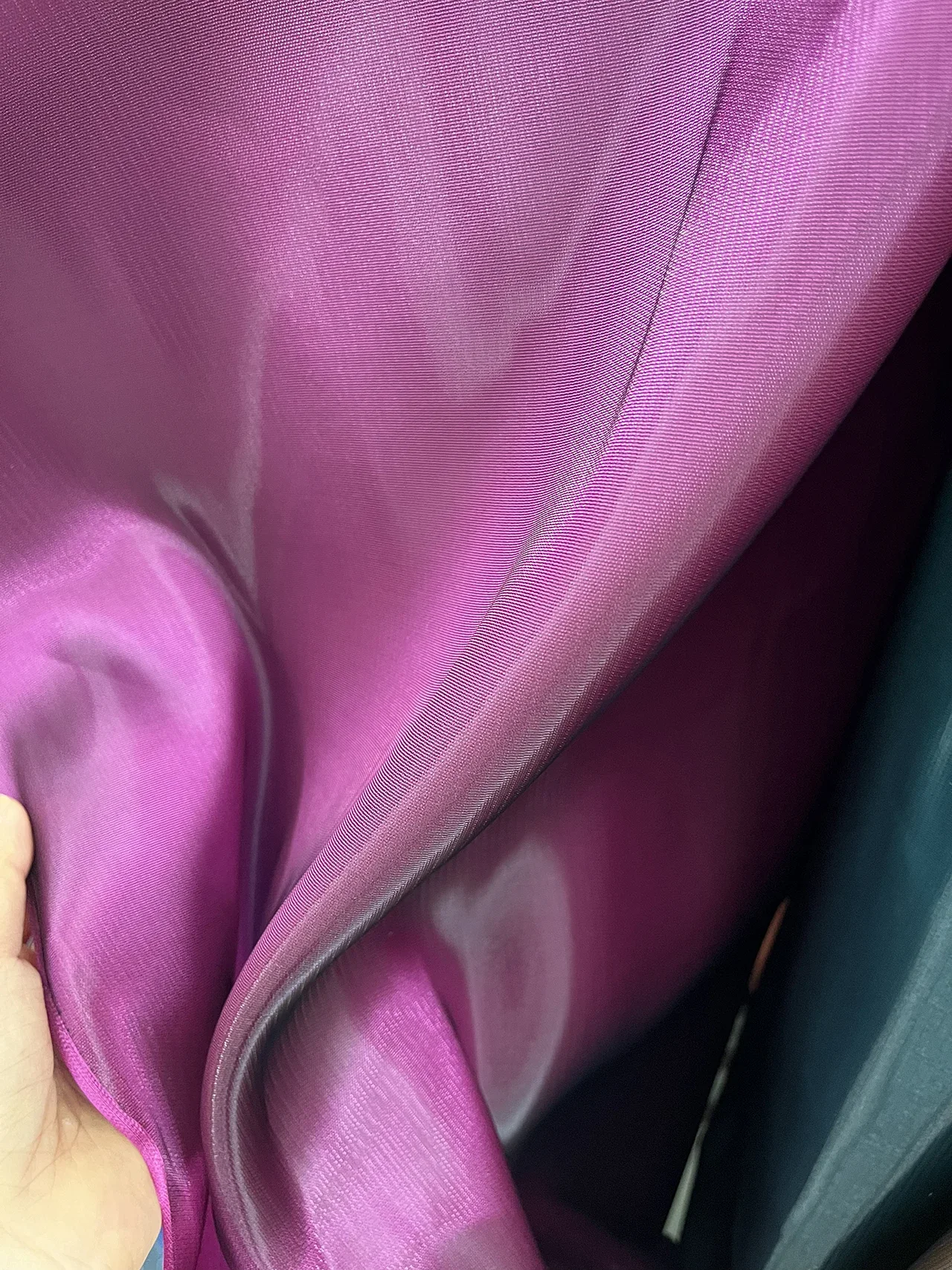 

Глянцевая атласная ткань с прочной драпировкой, гладкая, приятная для кожи текстура для элитного платья, украшение для дома, подарка