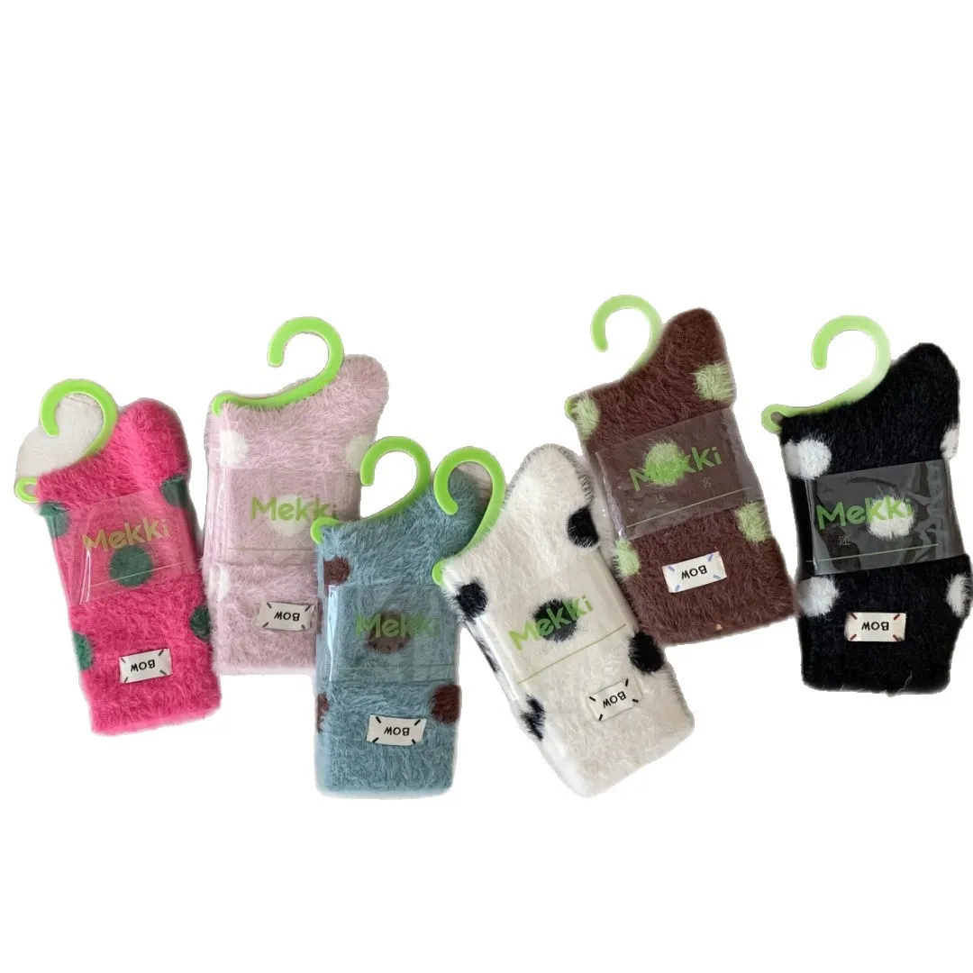 الجوارب النسائية الكورية البولكا نقطة الحلو تنوعا Kawaii منتصف جوارب أنبوبية الشتاء سميكة أفخم الدافئة المنك الصوف جوارب يمكن السير بها على الأرض لفتاة