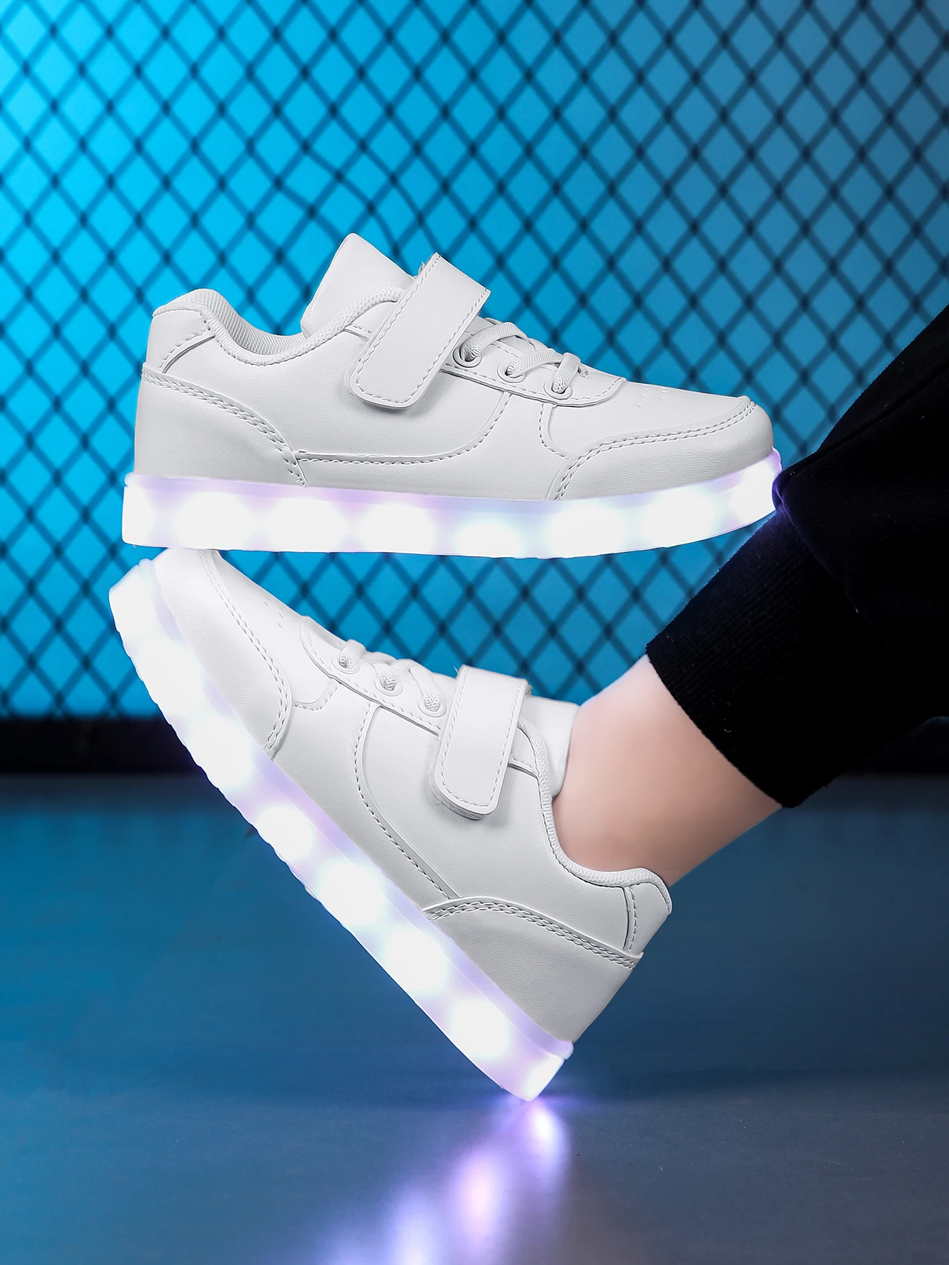 

Popular and fashionable spring and autumn style children's and teenagers' luminous shoes, cool and casual board shoes on the str