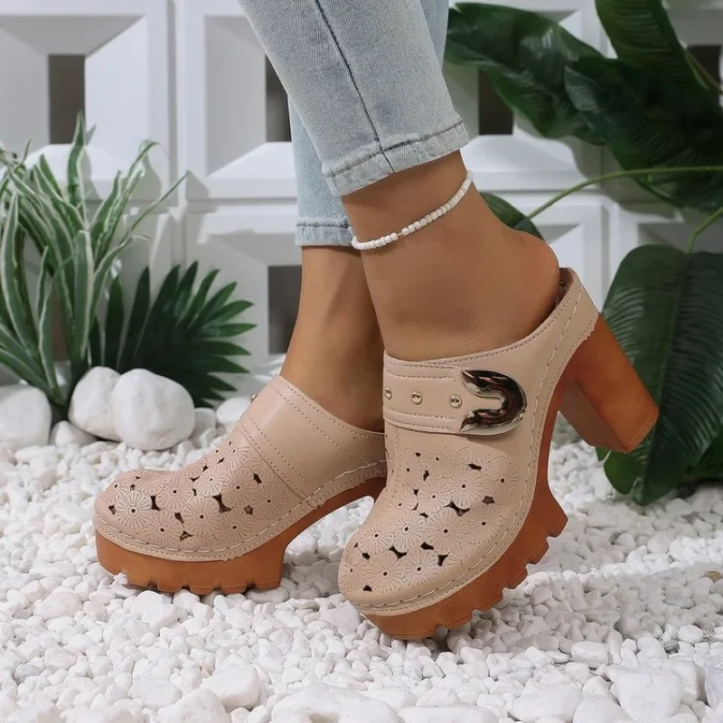 Damen Cut-Out Plateau-Mules mit klobigem Absatz, rutschfeste Metallschnalle, geschlossene Zehenpartie, atmungsaktive Slip-on High-Heel Clogs für den Alltag – Detail 5