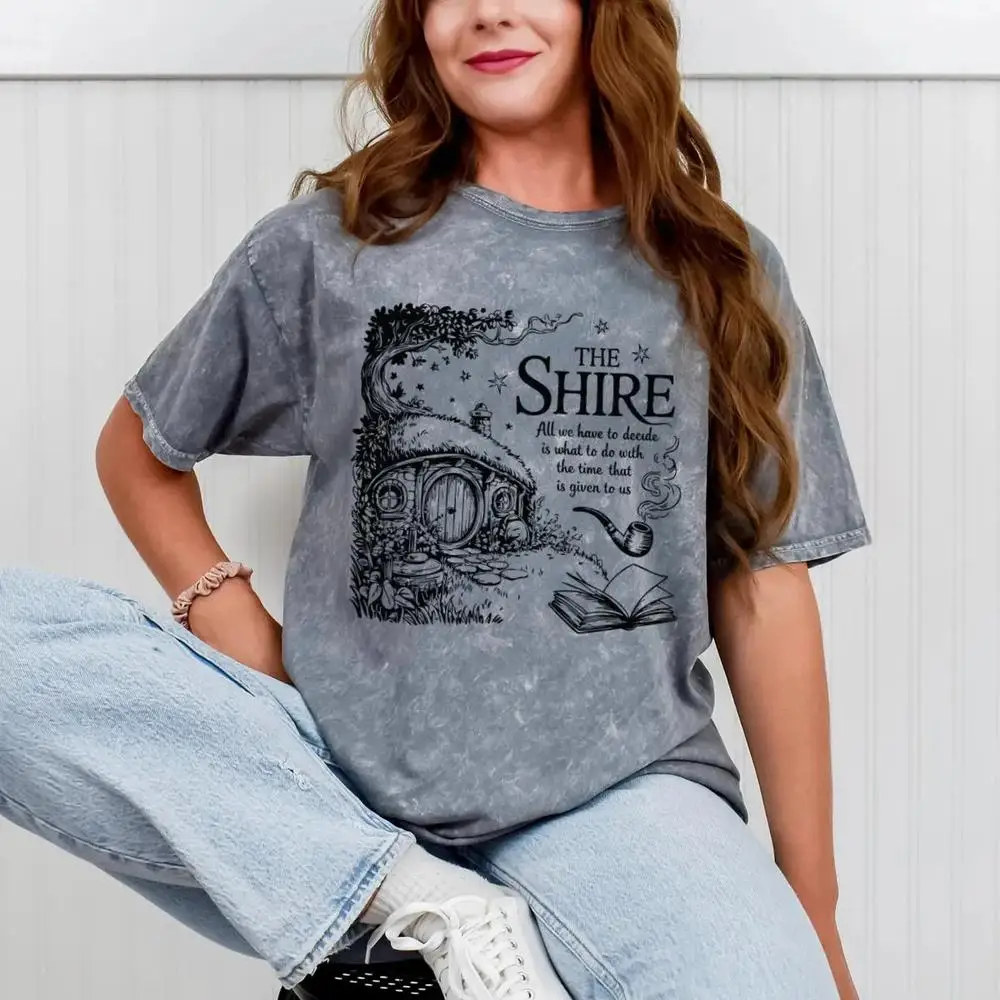 قميص The Dice Giveth and Taketh Away، تي شيرت RPG مضحك على سطح الطاولة، تي شيرت Hobbiton Fantasy Landscape، قميص DND Gamer Meme، قميص TTRPG The Shirt