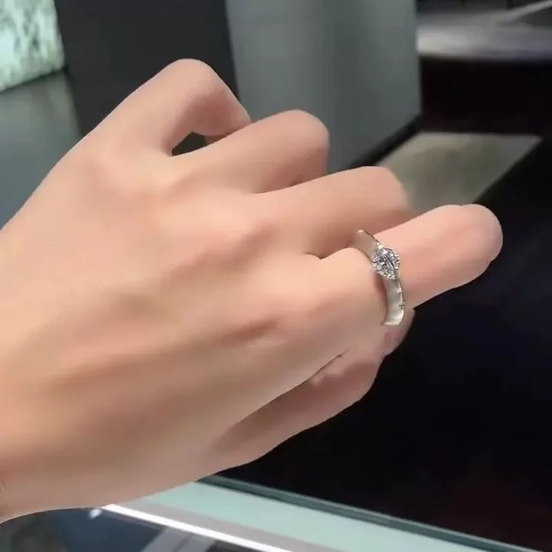 ヨーロッパとアメリカの 925 スターリングシルバー モサン ダイヤモンド回転スター リング女性の個性 1 カラット ラウンド結婚指輪