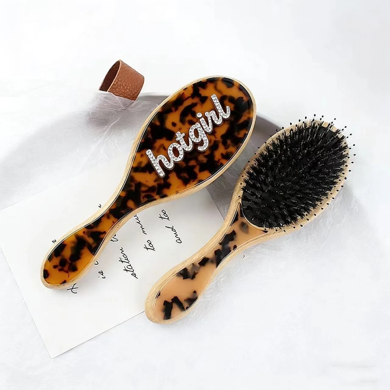 

Индивидуальная персонализация: расческа-массажер с воздушной подушкой в стиле ретро с леопардовым принтом, украшенная английскими буквами и именем, женский аксессуар, подарок.