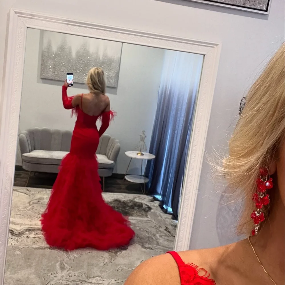 Amanda Personalizzato Piume Rosse Spalle Inclinate Sirena robes de soirée Spacco Laterale Abiti Da Festa Tessuto A Maglia Vestito Da Promenade 2024