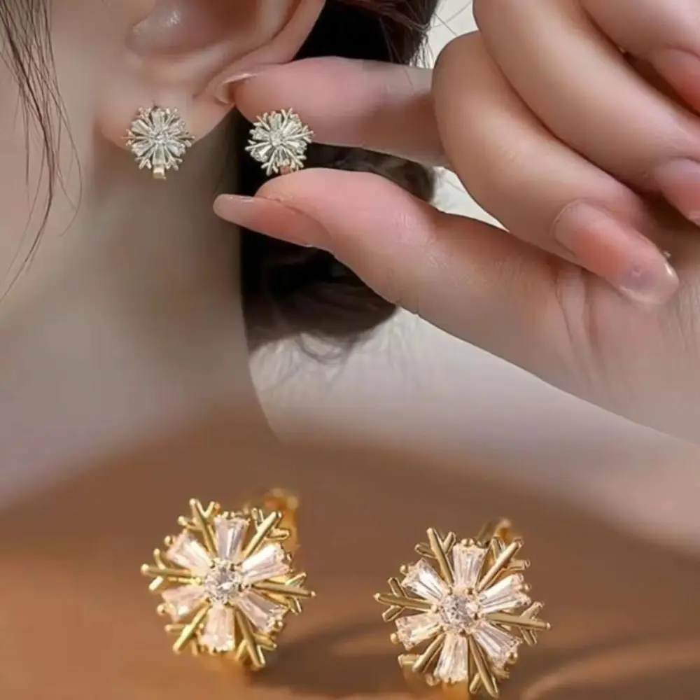 New Exquisitely Snowflake-shaped Earrings Elegant Gold Stud Earrings Simple Ear Jewelry