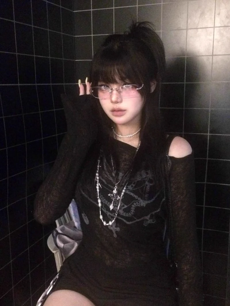 الأمريكية الرجعية تيز كم طويل تي شيرت مائل الرقبة القمم المرأة عادية Y2k القوطية الشرير نمط موضة ثقافة فرعية الخريف الملابس