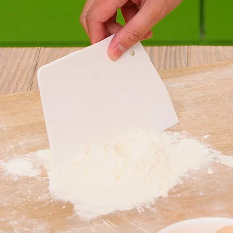 

2pcs Plastic Cake Cream Spatula Dough Butter Batter Scraper Baking Tools For Home Baking Nough Cutting Tools Kitchen Gadgets