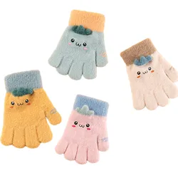 Guantes suaves de dedos completos para niñas pequeñas, manoplas cálidas de invierno con dibujos animados de zanahoria, accesorios para niños de 3 a 5 años