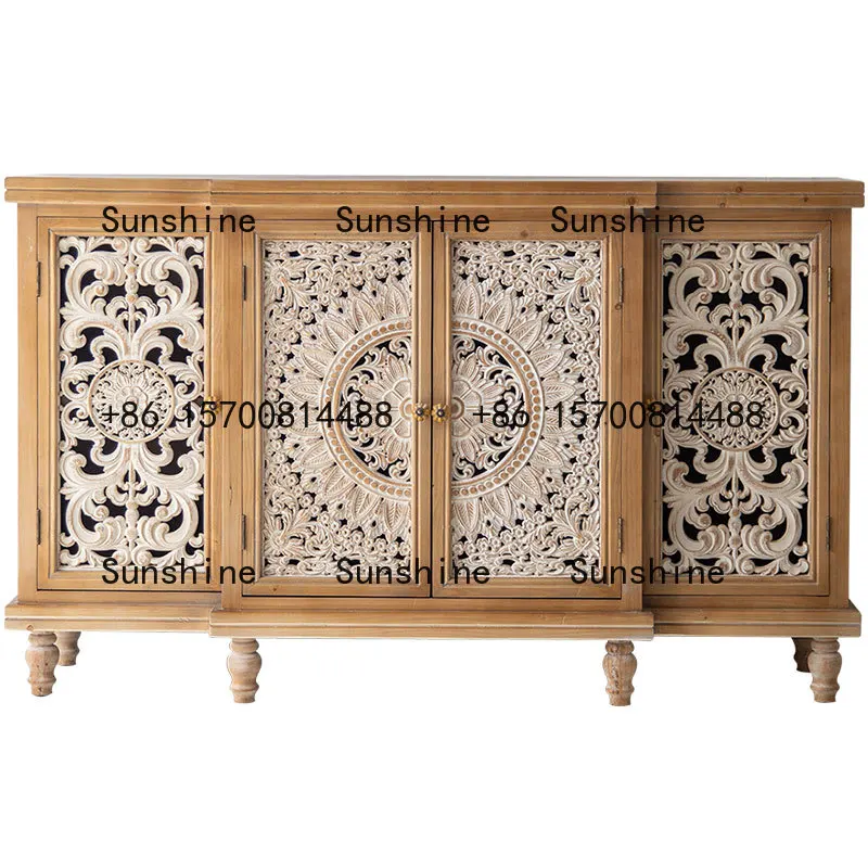 خزانة جانبية لتناول الطعام على الطراز الريفي الأمريكي، وخزانة ذات أدراج لمدخل غرفة المعيشة