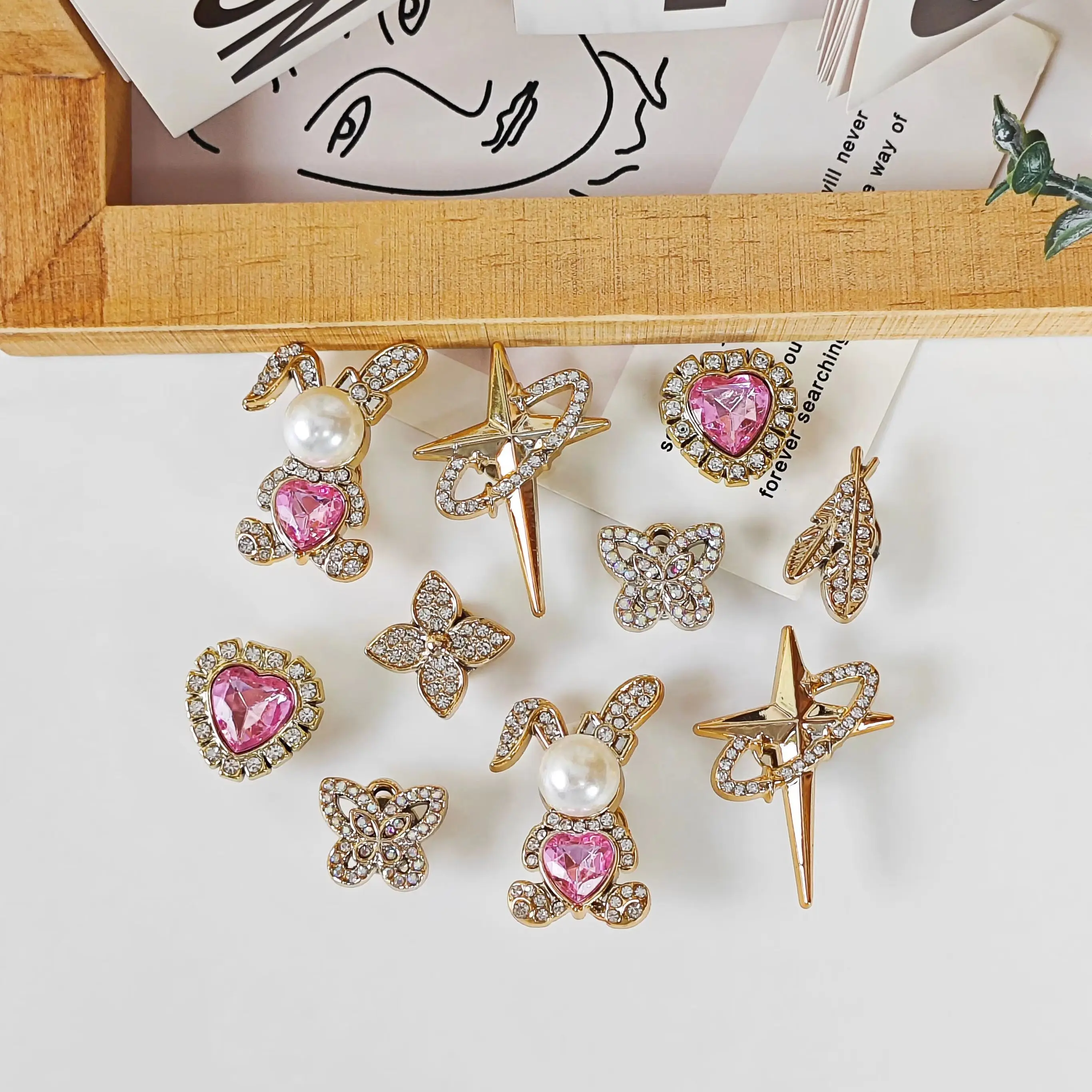 10Pcs DIY Shoe Decoration Charms Shiny Pink Diamond Pearl Rabbit, Heart, Cross Star, Butterfly, Flower Decorative Charms Non-Metal Lightweight Material Y2K Fashion Versatile Cute Personality Accessories for Men and Women Suitable for Eva Beach Shoes, Sandals, Removable Shoe Decoration, Holiday Gift