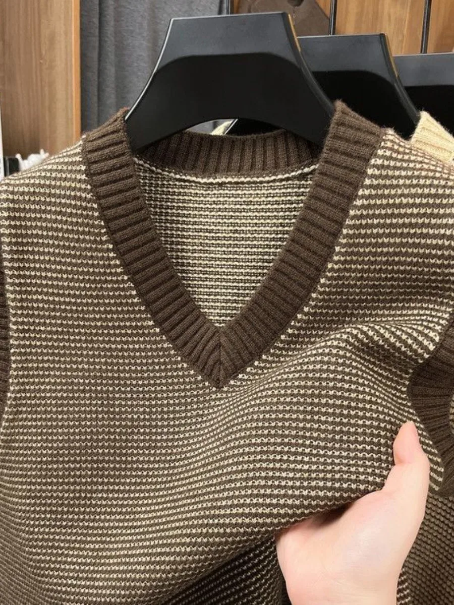 

New V-Ne Knitted Sweater Men's Color Blo Knit Vest Inner Wear Base Layer Winter Faion Ci Sle Thiened Winter Vest