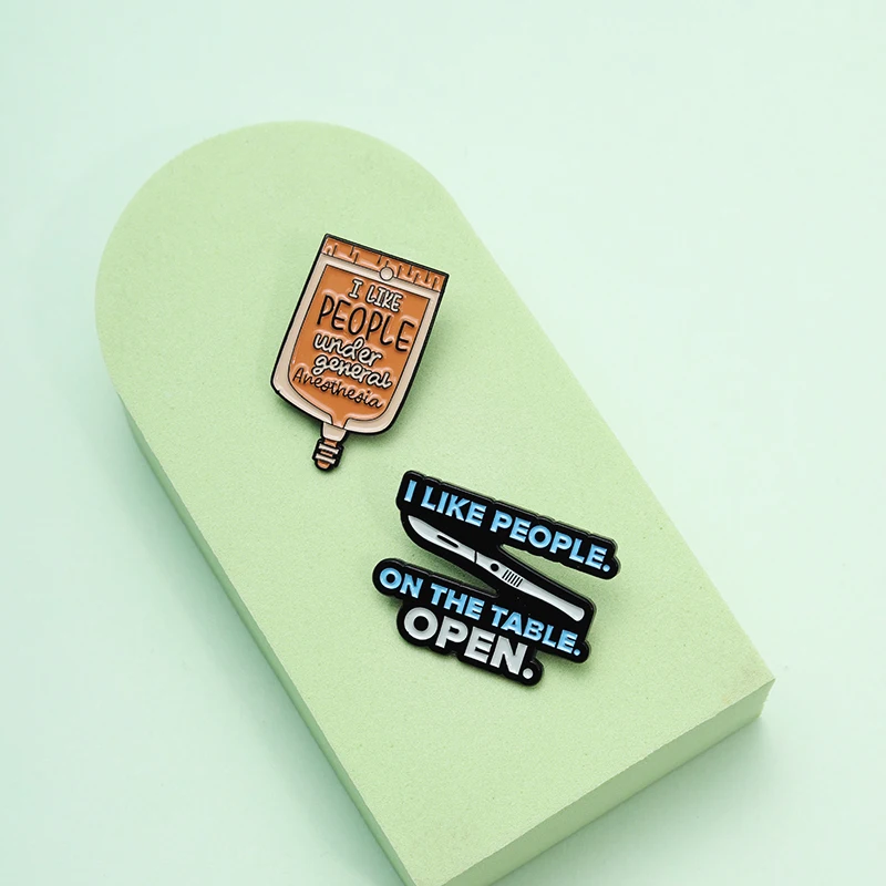 أنا أحب الناس على الطاولة المفتوحة المينا دبوس مضحك فارس دبابيس معدنية التلبيب على ظهره شارة مجوهرات هدايا لطبيب التخدير