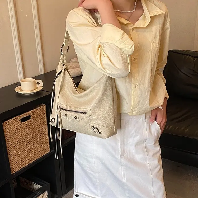 

Женская сумка-клатч из состаренной кожи 2026 года, новинка, в мото-стиле, с заклепками и бахромой, элегантная наплечная сумка