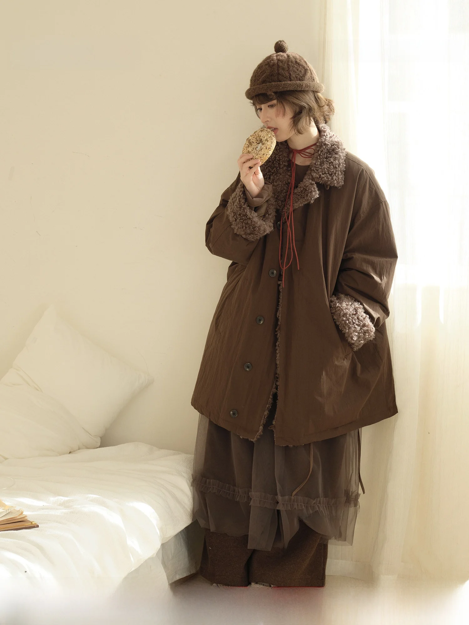 

Ретро-пуховик для женщин: свободный крой, с отделкой из меха ягненка, 90% белый утиный пух, хлопковая подкладка, эффект похудения, зимнее пальто