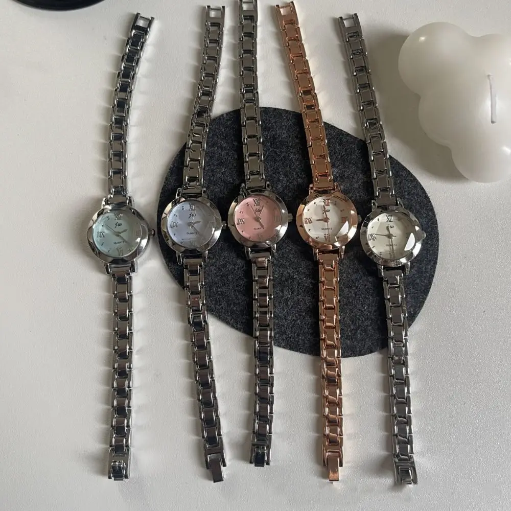 Classic Exquisite Golden Wrist Watch Light Luxury Small Round Dial Women Watch Retro Classic Quartz Wristwatch Daily Use