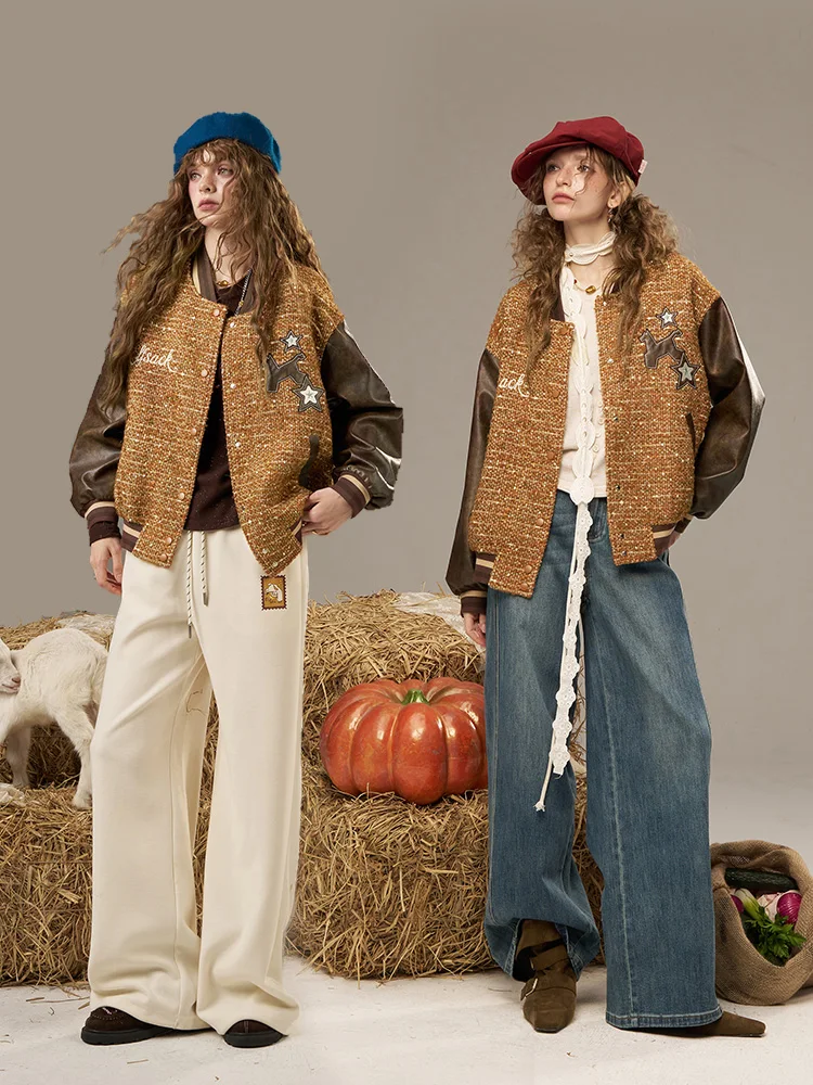 جاكيت بيسبول نسائي فضفاض من جلد البولي يوريثان بتصميم عتيق ومرقع بلون بابونج لاتيه، مريح وعصري بياقة على شكل V وأكمام طويلة.