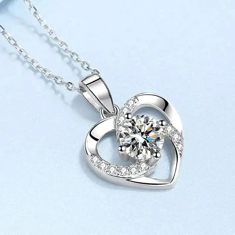 Huitan Zarte Liebes-Herz-Halskette für Damen, Hochzeitsschmuck mit hellem Zirkonia, silberfarben, helle Zirkonia-Anhänger-Accessoires
