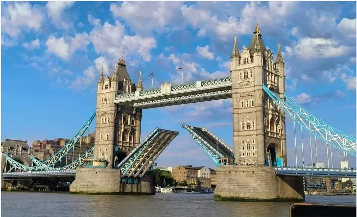Classic Tower Bridge Building Toy Set: A Modern Interpretation of Famous British Landmarks - Fine Assembled Models