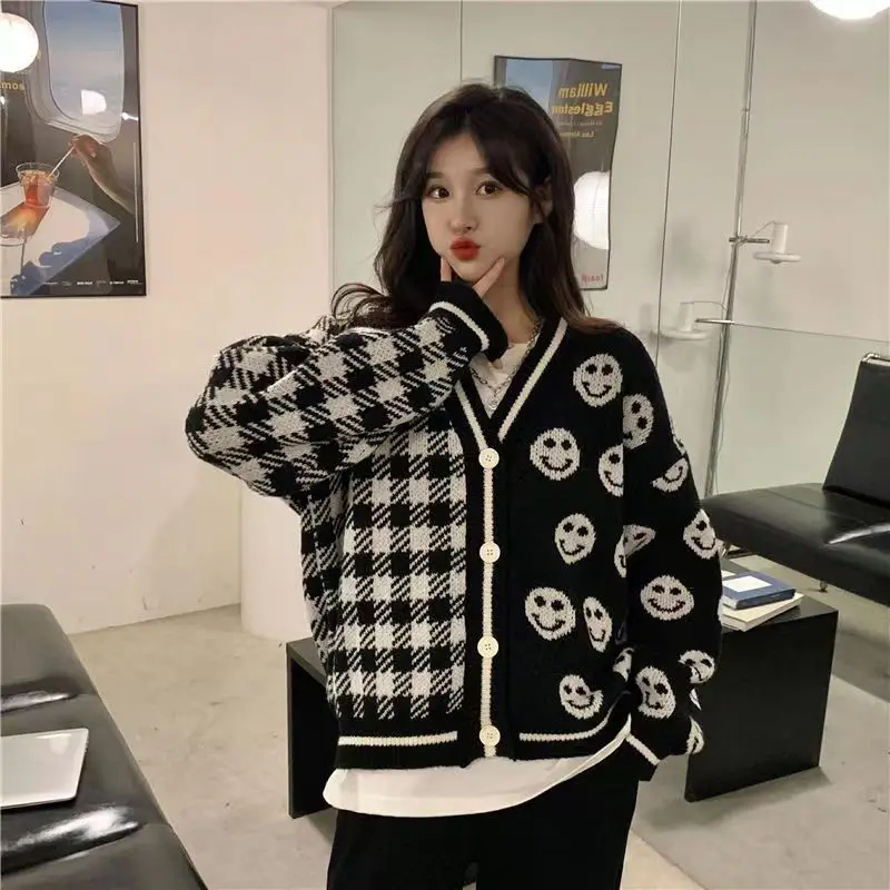 

The spring and autumn period and the han edition knitting cardigan 2022 V is gotten new smiling face easing students lazy niche