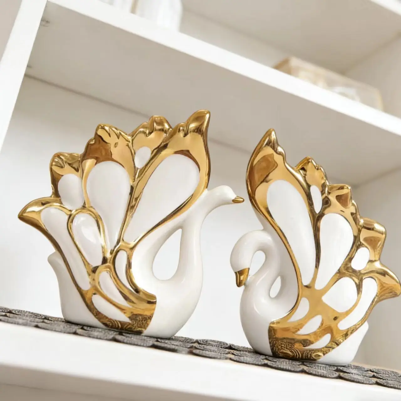 Keramisch klein zwanenpaar figuur ornament - woondecoratie voor thuis, cadeau voor geliefden, bruiloft beeldje, ambachtelijke handwerk, een paar