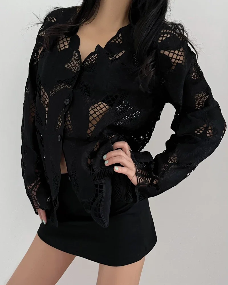 Elegancka bluzka koreańska, luźne topy damskie, elegancka koszula z koronką i dekoltem w serek, wiosenna moda, zapinana na haftowane kwiaty, ażurowy wzór, uniwersalna.