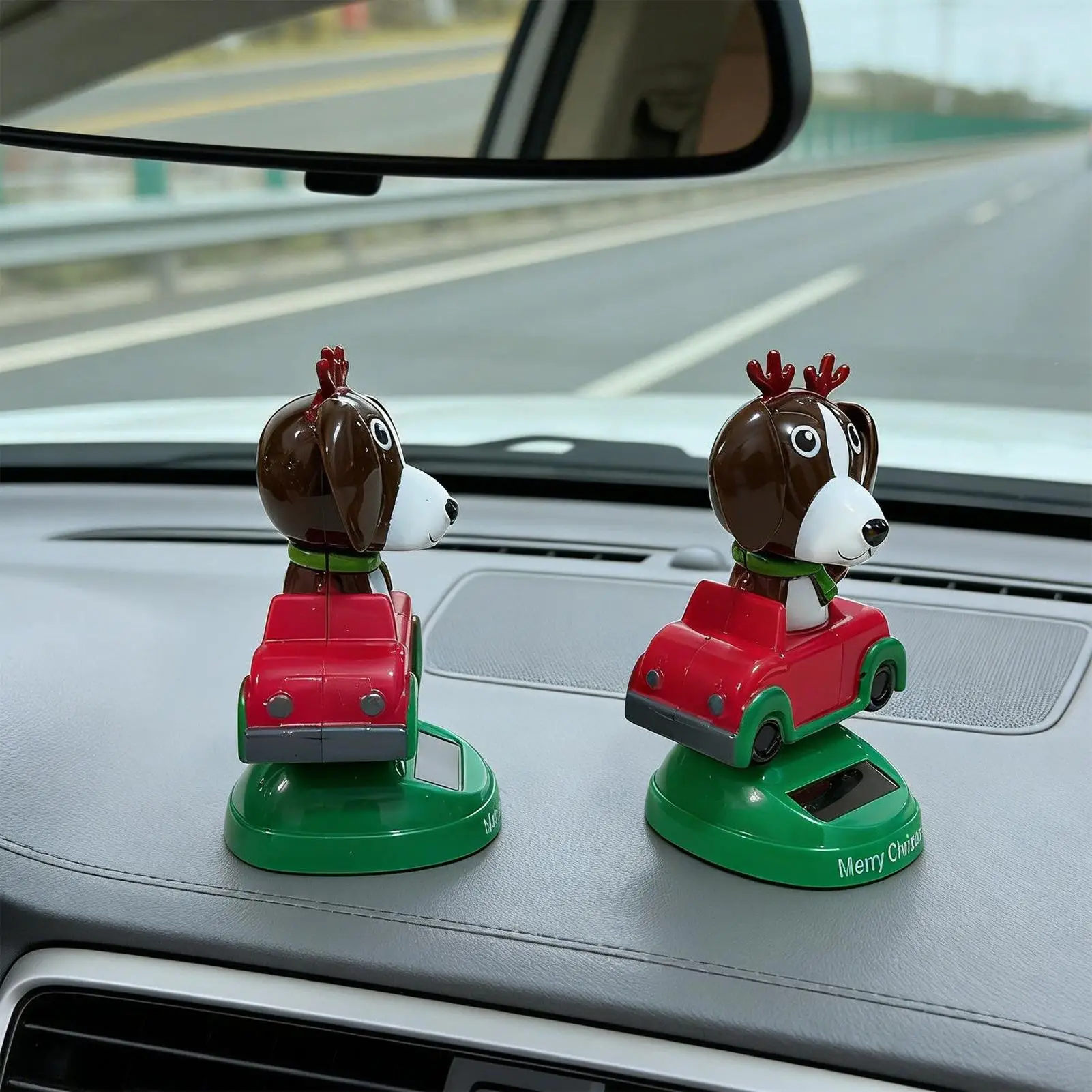 Solar-Powered Car Rocking Figurines Dog Sitting in a Rocking Car Ornament Car Dashboard Accessories for Vehicle Truck Interior