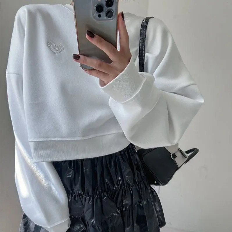 

Свободный корейский женский свитшот с вышивкой в виде сердца и лилии, прямой крой, круглый вырез, для повседневной носки, удобный хлопковый топ