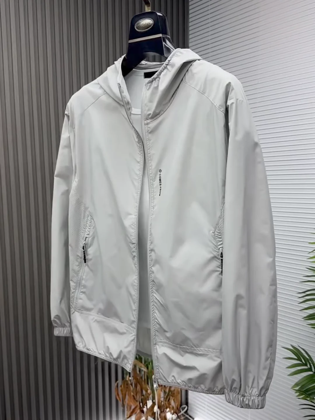 

Новая летняя мужская легкая куртка с капюшоном для защиты от солнца, комфортная, модная, высококачественная, люксовая, приталенная, с антибактериальной молнией