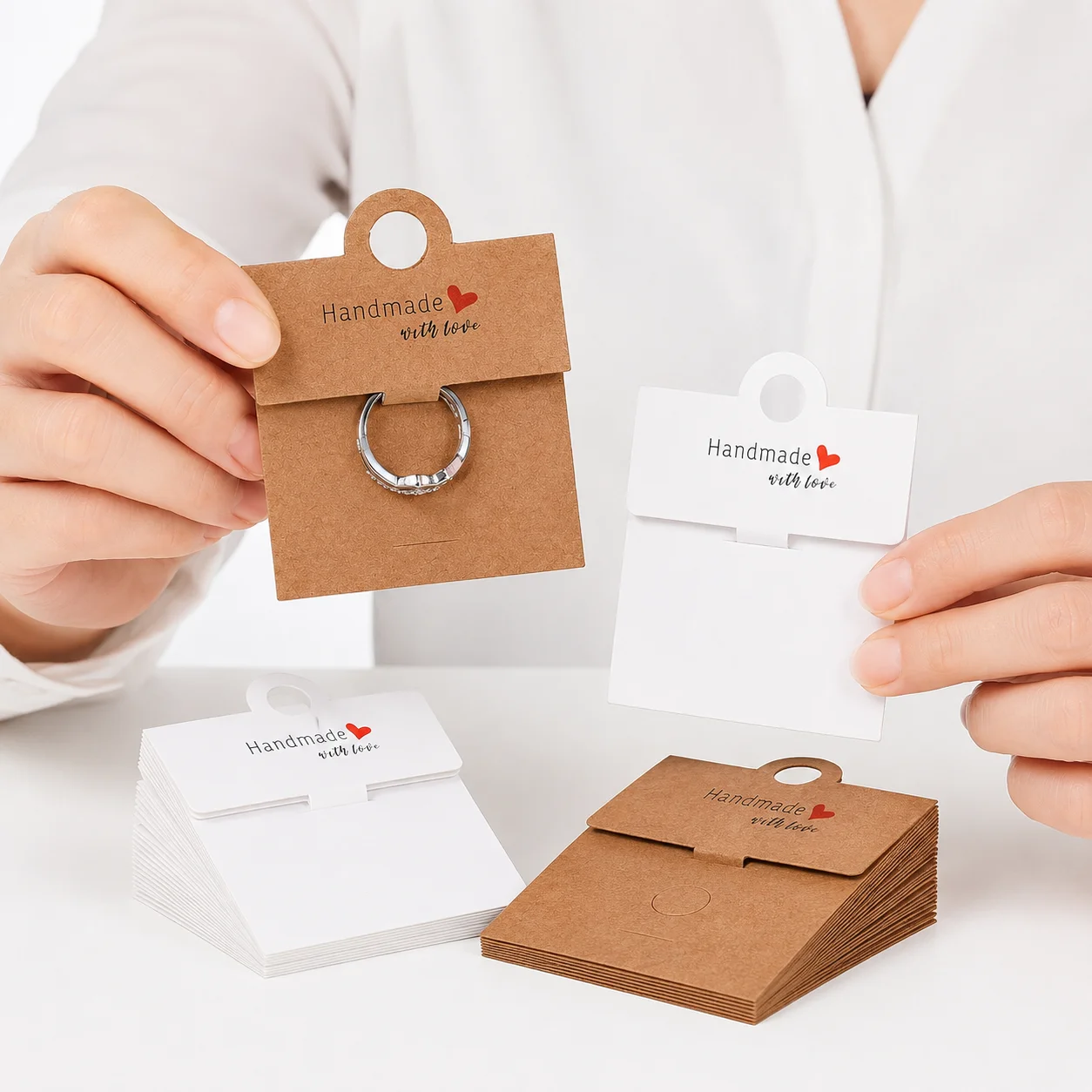 50 Stück Schmuckring-Displaykarten, Kraftpapier und weiße Ring-Displaykarten mit der Aufschrift "Handgemacht", geeignet für Schmuckpräsentationen – Detail 2