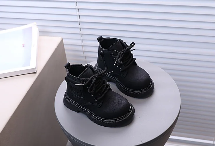 2026 Herbst Neue Kinder-Lederstiefel für Jungen Einfarbig Vielseitig Atmungsaktiv Schlichte Kinder-Kurzstiefel für Mädchen Lässig Einfach – Detail 10