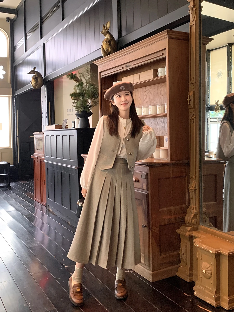 

Комплект из двух предметов: юбка А-силуэта с высокой талией и жилет. Женский модный деловой комплект с длинной юбкой из полиэстера, хлопка и спандекса.