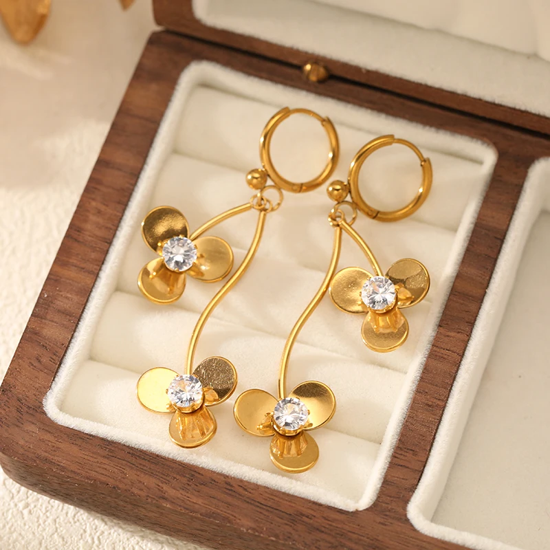 EILIECK Goldener Edelstahl-Schmuckset mit Schleife und Funkelnden Kristallen: Halskette, Armreif, Ohrringe, Ring - Trendiger Schmuck für Frauen als Geschenk – Detail 21