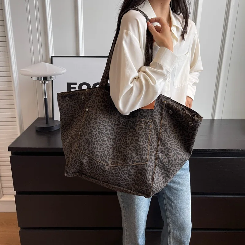 Women's One Shoulder Tote Bag with Large Capacity Fashionable Canvas Underarm 2024 New Trendy Leopard Print Shopping Bag