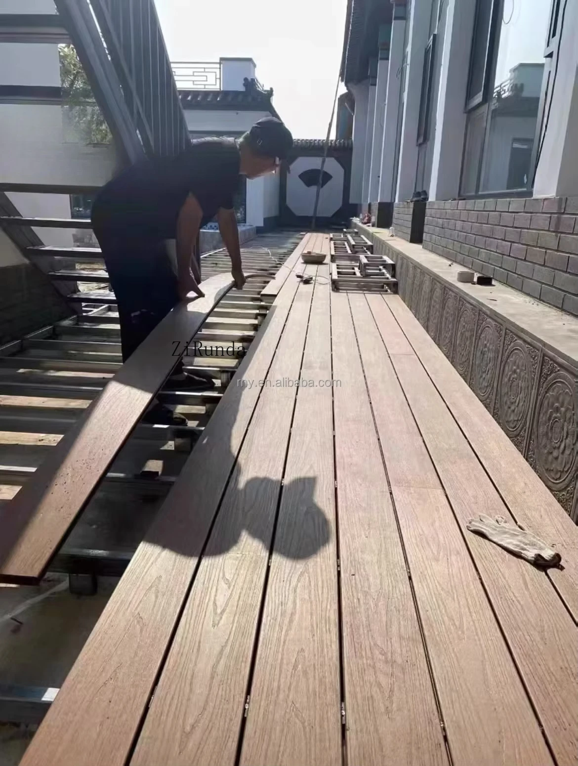 Versión personalizada, suelo impermeable para patio al aire libre, piso compuesto resistente a la intemperie para terraza exterior