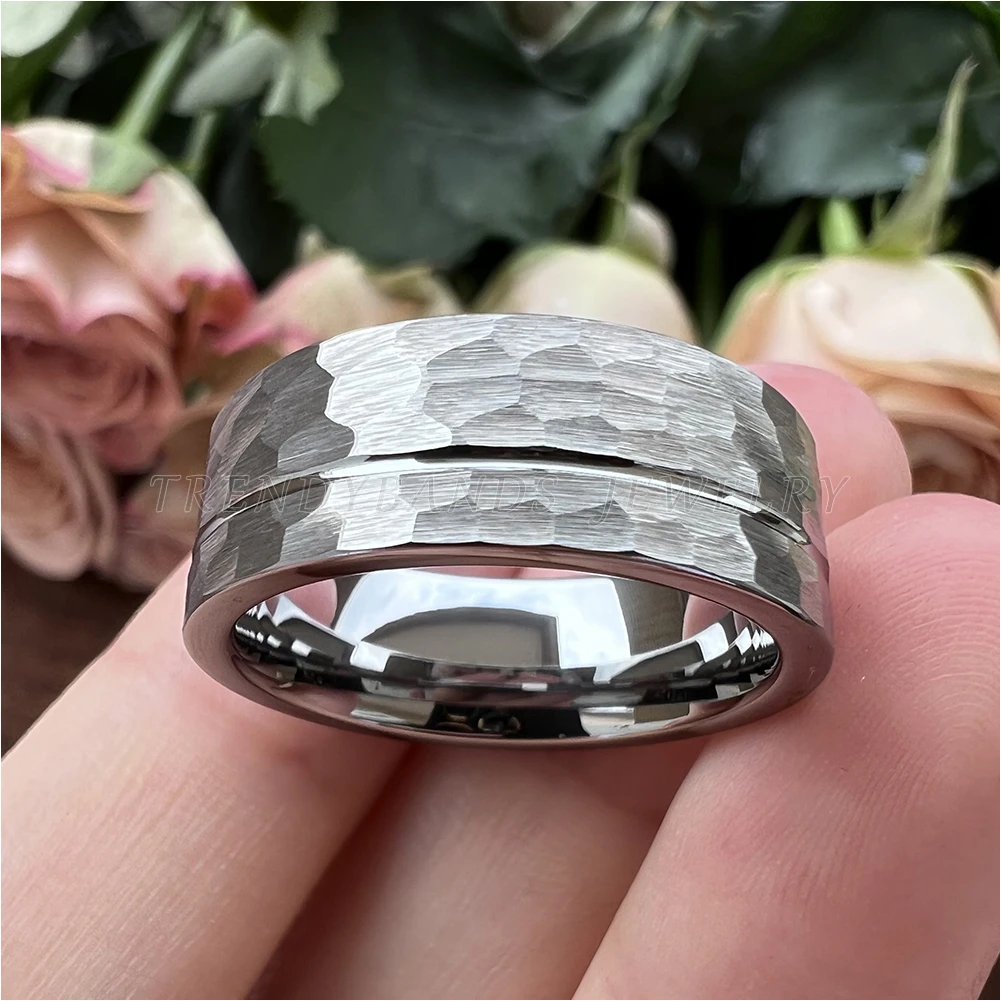 8 mm Eheringe aus Wolframkarbid für Männer und Frauen, Verlobung, Modeschmuck, gehämmerter, versetzter, gerillter, gebürsteter Finish, bequeme Passform – Detail 1