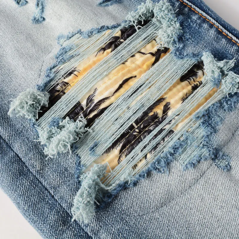Hombre designer's fashionable new jeans, washed with nostalgia, stretchy, slim fit, perforated with cashew flower patch, light b