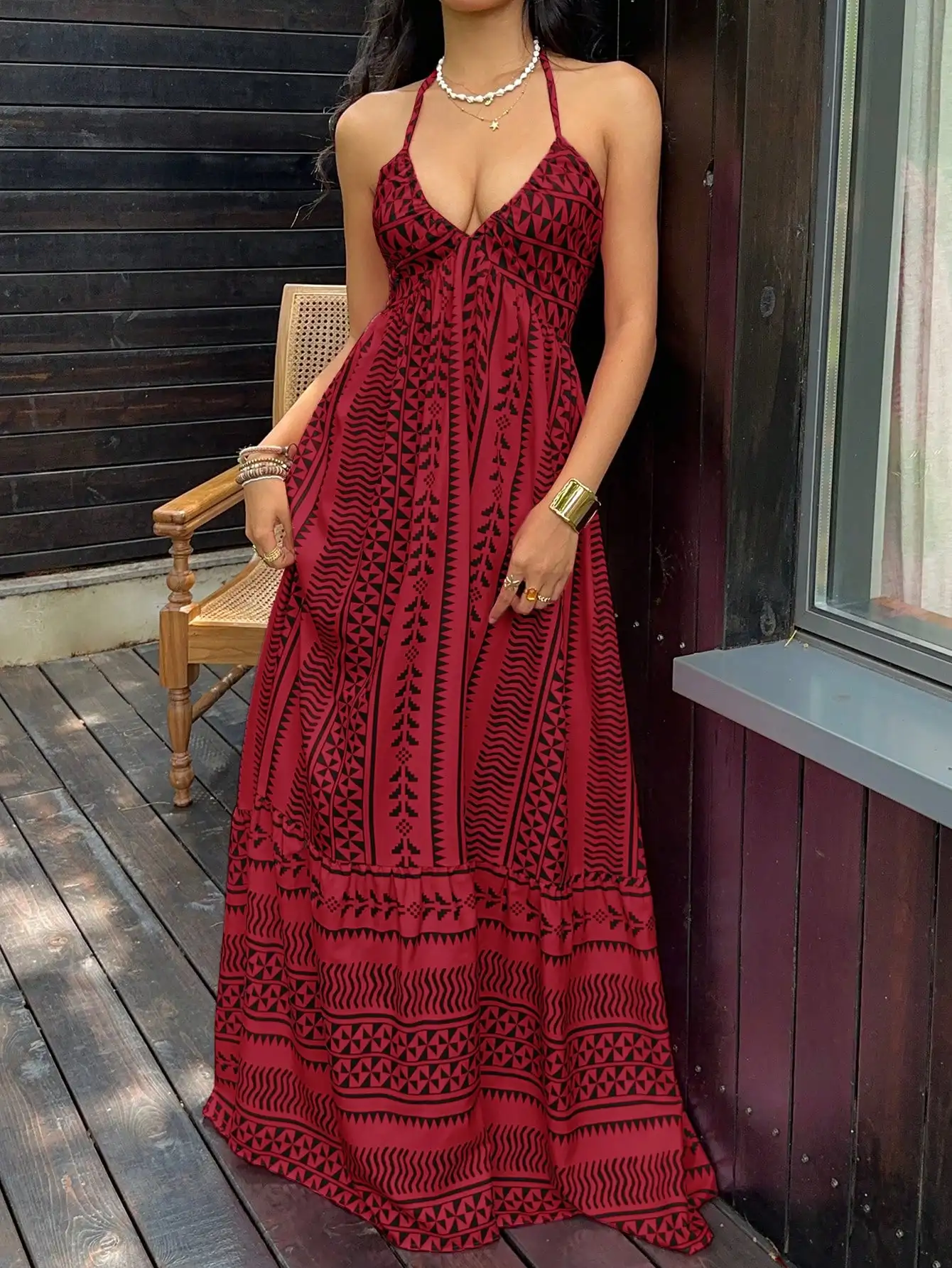 

Красное макси-платье с геометрическим принтом, с открытой спиной и завязками на шее, в пляжном стиле